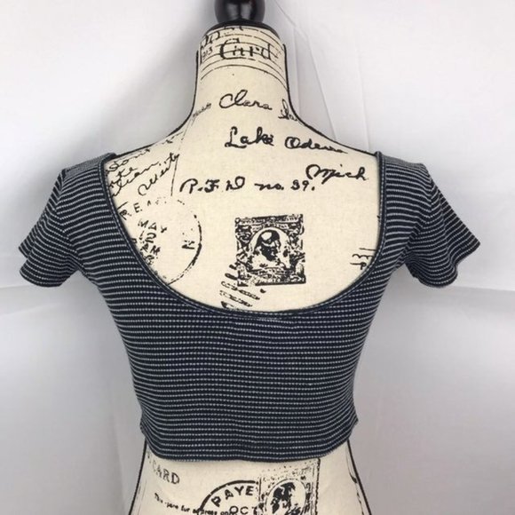 Forever 21 black and white crop top - Picture 2 of 6